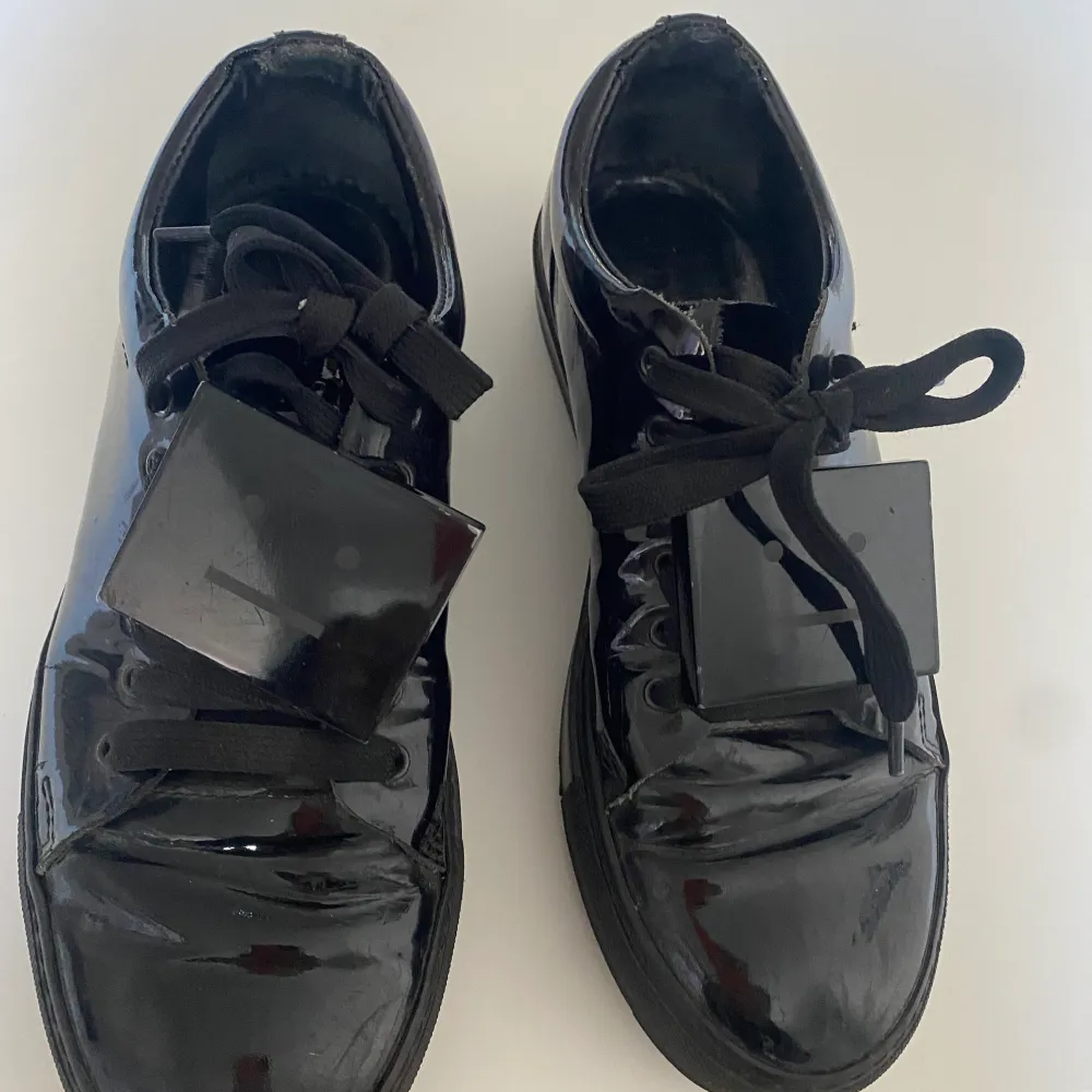 Svarta lackade Acne skor Strl 36. Stora i storleken som alla deras skor. Använda men Har massor kvar att ge. . Skor.