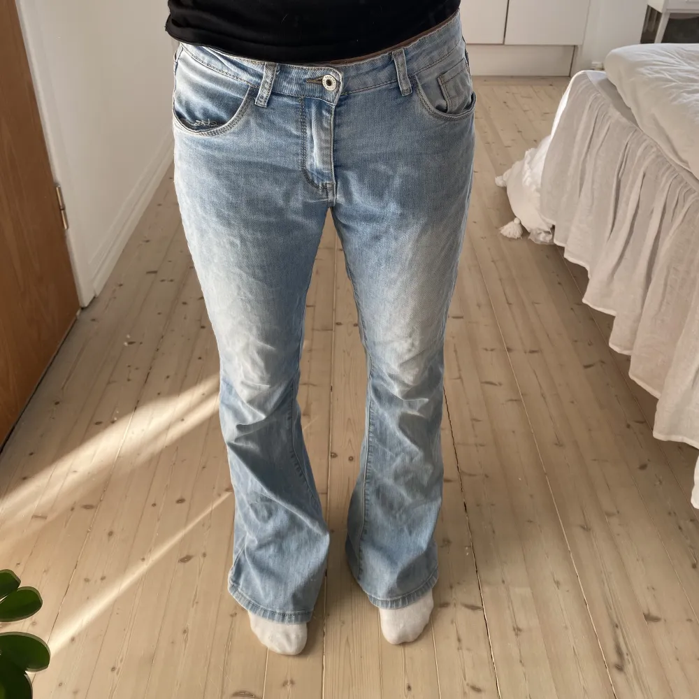Midejemått: ca 39cm Jag är ca 165 lång🤍🤍. Jeans & Byxor.
