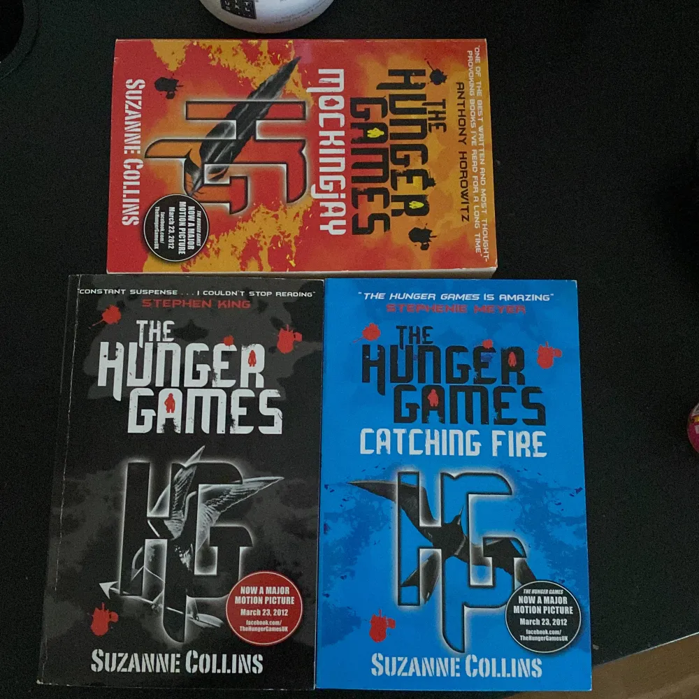 3 delar Hunger Games böcker, skick 10/10. Bra böcker. Böckerna är skrivna på engelska!. Övrigt.