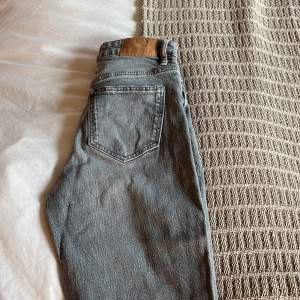 Snygga gråa zara jeans med slits vid foten❤️❤️
