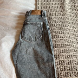 Snygga jeans❤️ - Snygga gråa zara jeans med slits vid foten❤️❤️
