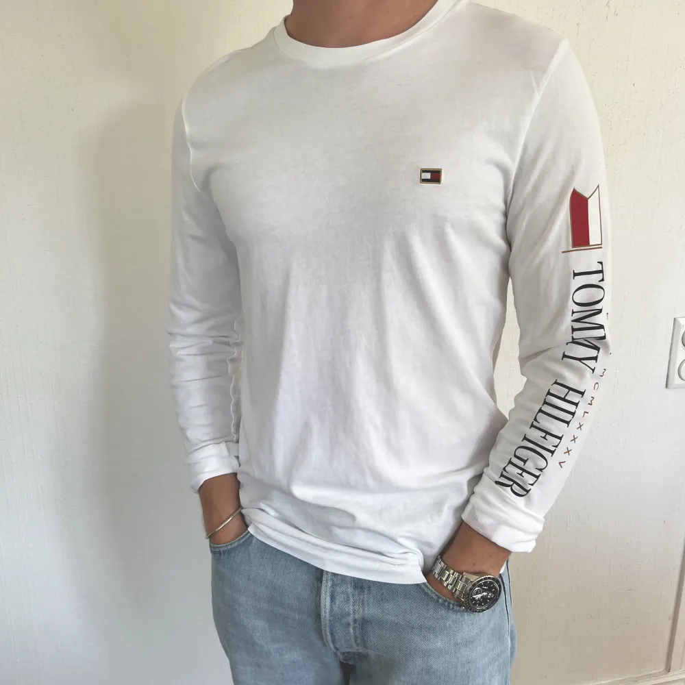 Longsleeve från Hilfiger. Endast provad. Skön och snygg. T-shirts.