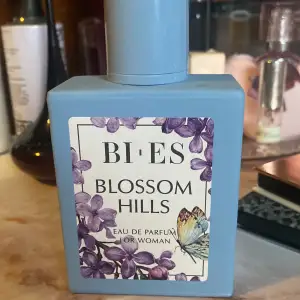 Blossom hills, 100ml kanske 98ml kvar? typ aldrig använd! köpte nypris mellan 200-260kr minst! så säljer för 90kr! Luktar väldigt fräscht, säljer enbart för att jag har för mycket parfymer och aldrig hinner använda den! 🥰