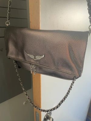 Zadig&Voltaire väska - As snygg väska från Zadig&Voltaire. Kommer knappt till användning. Knappt använd. 