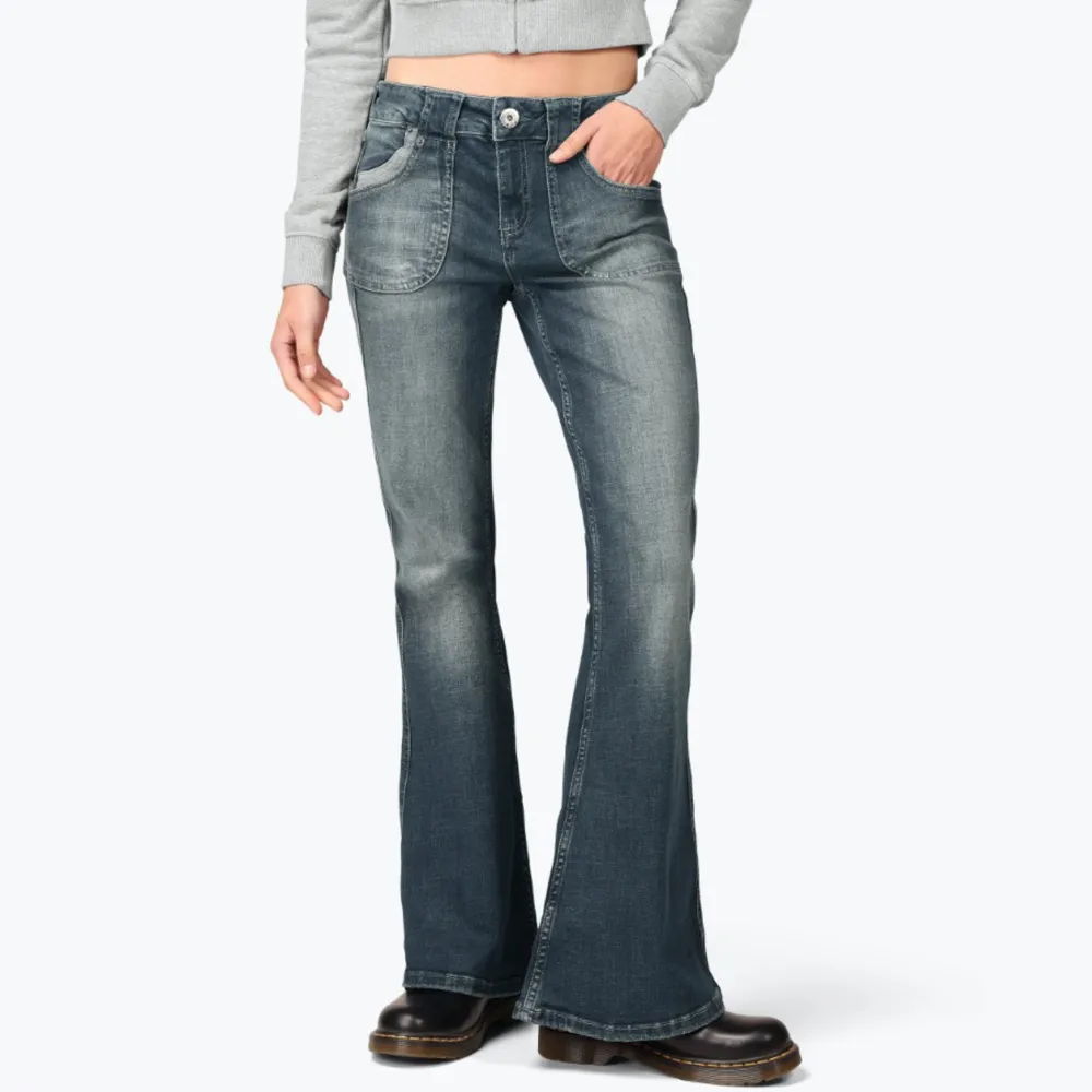 Helt nya bootcut jeans från carlings. Endast testade. Säljer då jag glömde returnera inom retur tiden. Skriv för frågor🫶  ”TIANA LOW RISE FLARE MÖRK BLÅ JEANS Strl: 30-32 Färg: Mellanblå”. Jeans & Byxor.