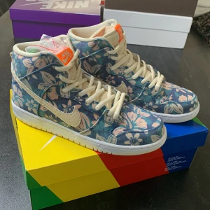 Nike SB Dunk High Hawaii Strl 44 - Säljer ett par DS Nike SB Dunk High Hawaii Strl 44-US10. Helt nya med kvitto från streetlab.  Skickas dubbelboxat.