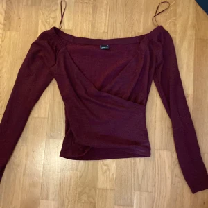 Vinröd tröja Gina - vinröd tröja från Gina tricot. Endast använd ett fåtal gånger.