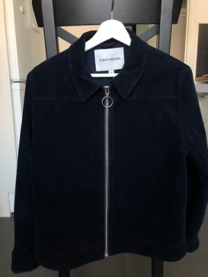 Manchesterjacka Carin Wester - Mörkblå jacka i manchestertyg från Carin Wester. Strl. 44 men sitter fint på mig som är strl. 40-42, beror på hur tight/oversized man vill ha den. I nyskick. 