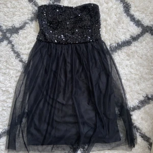 Klänning - Säljer denna klänningen som jag köpte från sellpy, jag har endast testat den därav är lappen kvar! Storlek 34/Xs! 💞 märket är only