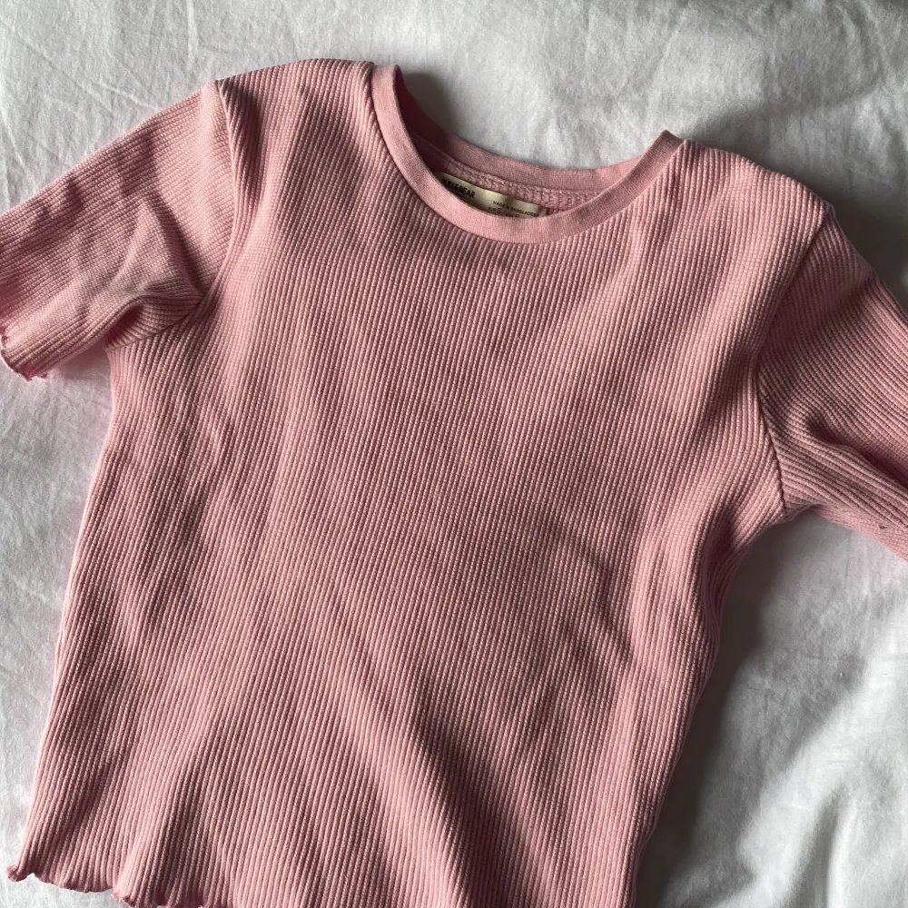En supergullig tshirt från Pull&Bear. Lite ribbat material och har små volangkanter 💕 ganska liten i storleken.. T-shirts.