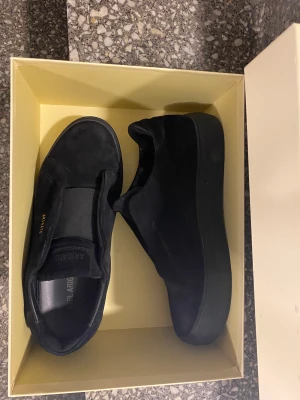 Axel Arigato clean 360 laceless ( Svarta ) - Har haft dem i 3 månader och ej använt dem så mycket. dem är i bra skick.  Kvitto finns! Pris går att diskutera 