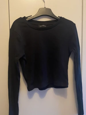 Svart tight topp - Svart tight basic topp! Storlek xs/s! Har exakt likadana i vitt och ljusgrönt oxå så skriv vid intresse!
