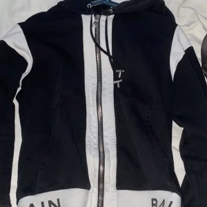 Balmain zip hoodie - Köpt för 5500, använd 1 gång bra skick! Säljer för använder knappt 