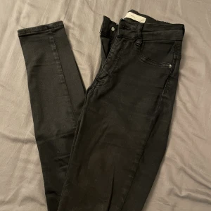 Jeans - Säljer svarta jeans från ginatricot. Högmidjade molly jeans, Storlek S❤️, inga skavanker