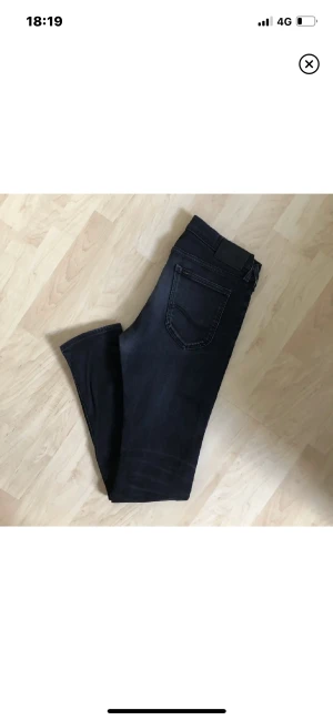 Lee 30/32  - Tjena säljer nu dessa feta Jeans då dem ej kommer till användningen längre, nypris 1100kr. Hör av er vid frågor, mvh Arvid 