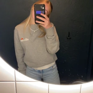 ellesse tröja - säljer min snygga ellesse tröja 💔💔 tyvärr kommer den inte till användning längre! kostar runt 700 nypris, den är i princip i nyskick, knappt använd ❤️ tryck gärna på köp nu