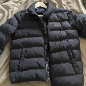 Gant jacka - Säljer en gant jacka som år som ny. Har inga hål eller liknande. Är i storleken 15 år och passa på en som är runt 170 lång.