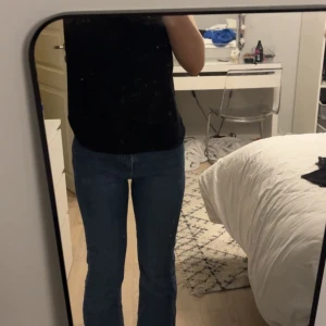 Jeans  - Säljer dessa mörkblå jeans från Gina tricot!! Dom är mid waist och super fina, säljer för att jag har två par❤️säljer för 250 köptes för 599