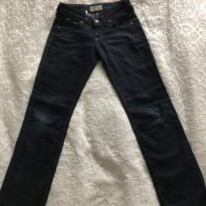 Ett par jätte fina Lee jeans i super fint skick. Aldrig använda förutom en gång där jag provade de! Säljer pga för små! 🤍 storlek 140, pris går att diskuteras!🤍