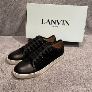 Lanvin skor - Säljer dessa sjyssta lanvinskor i storlek 8. Väldigt bra skick, näst intill nya. Box medföljer! Hör av dig vid intresse eller för frågor!