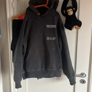 Our legacy workshop hoodie - Biker print Hoodie från ourlegacy workshop i strl 46/small. Bra skick bortsett från litet hål på framsidan som syns på tredje bilden. Ny pris 1400kr