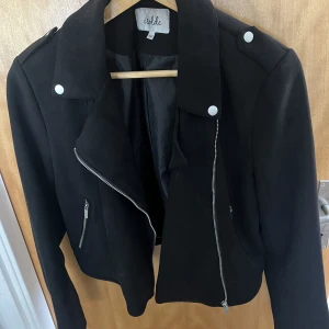 Jacka - Snygg och skön jacka i typ mocka material.  Storlek 40, passar M och eventuellt S