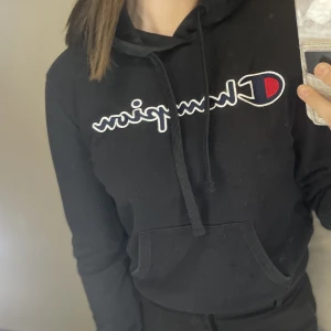 Champion hoodie  - En svart champion hoddie som jag använt några gånger. Tyvärr finns några små mörka fläckar (har ej testat få bort), syns på första bilden.  Nypris: 799, mitt pris 150kr eller bud💗