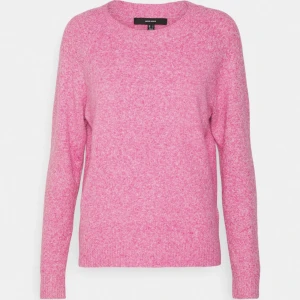 STICKAD TRÖJA - Säljer denna söta tröja från Vero Moda då den ej kommer till användning💕