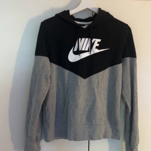 Nike hoodie - Nike hoodie lite nopprig men bra skick.