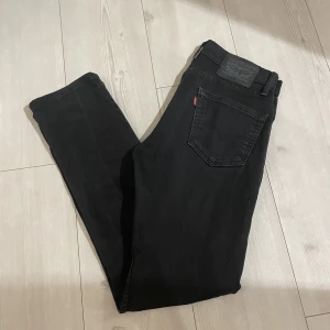 Levis jeans 511 - Riktigt feta jeans!! Ett par svarta Levis 511 jeans som är raka i passformen. Säljer dem nu för att dem är för små för mig, dem har inga stora defekter men är väl använda🔛🔝 Skriv om ni vill ha fler bilder och hör av er om minsta lilla fundering🤝