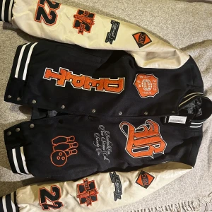 Baseball jacka - En helt oanvänd baseball jacka från boohoo men i strlk S. Är egentligen för män men passar kvinnor också. Aldrig använd innan och lappen finns kvar. Köptes för 600kr Ganska tjock så kan användas när det är kallt ☺️