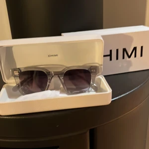 Chimi 04 - Säljer dessa chimi 04 grey  Skicket är 9/10 Dem är köpte på NK och är bara några månader gamla Det finns dustbag, fodral, putsduk, kartong och även kvitto