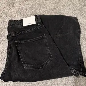 Svarta jeans från Bershka i Straight modell i strl 40. De har blivit mer urtvättade så de skiftar i svart/mörkgrå