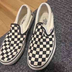 Säljer mina Vans slip on skor som jag knappt har använt då. Nästan som nya men lite defekter då de delvis är vita. 🤍🖤