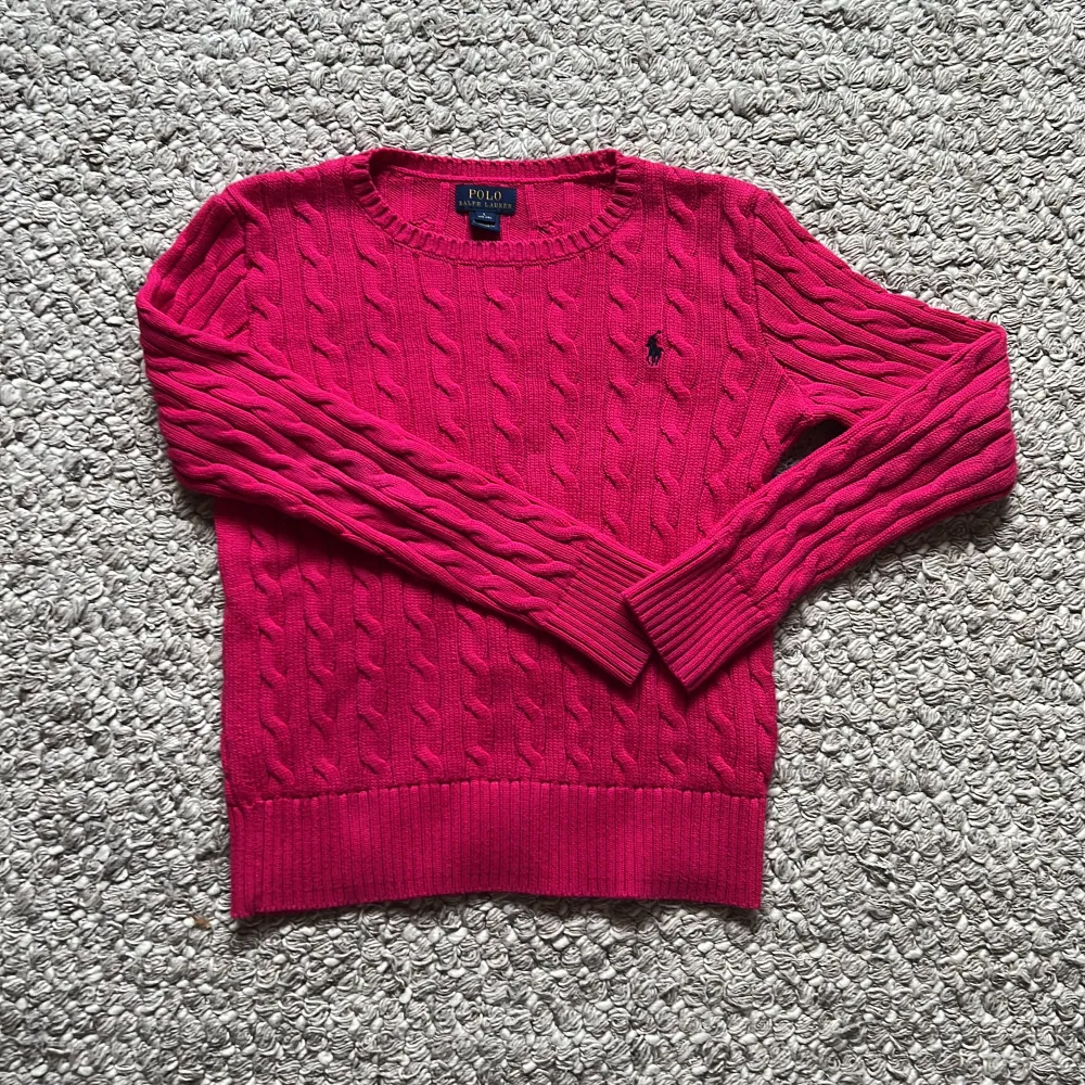 Jättefin Kabel stickad tröja från Ralph Lauren. Storlek 12-14,(L i barn). Den är i super bra sick och är röd - rosa i färgen💕. Tröjor & Koftor.