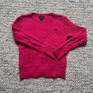 Jättefin Kabel stickad tröja från Ralph Lauren. Storlek 12-14,(L i barn). Den är i super bra sick och är röd - rosa i färgen💕