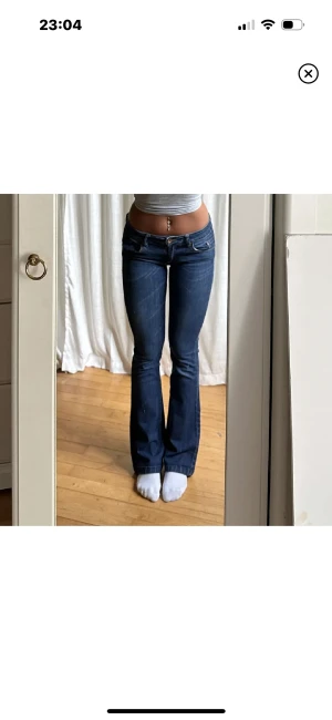 midwaist bootcut jeans - (lånade bilder av julia) säljes dessa jeansen då dom inte kommer till användning, midja 72(stretch) innerben 79 och hon på bilden är 1,65 