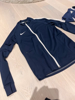 Tränings tröja Nike  - Tröja ifrån Nike i storlek M  Bra skick!