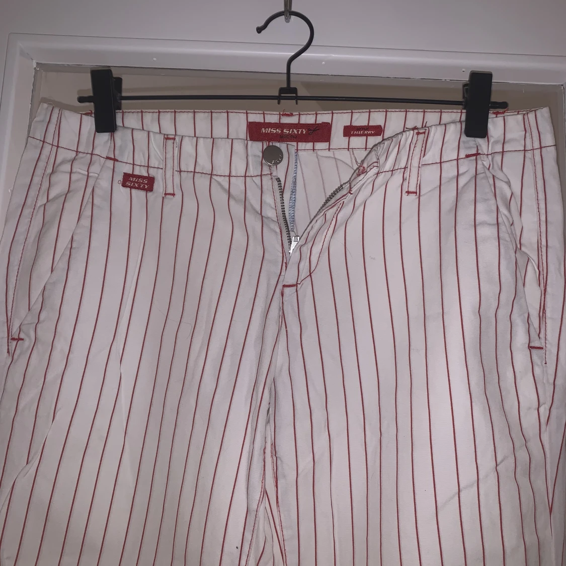 Lågmidjade randiga kostymbyxor. Från Miss Sixty  - 2