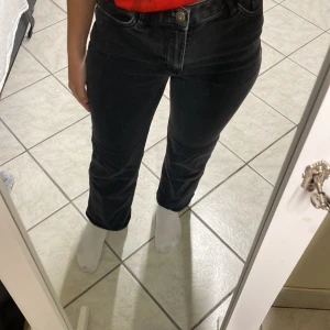 Svarta Jeans - Dessa jeans är köpta runt år 2021/2022 och har kommit mycket till användning. De är i storlek 152 från lindex men passar mig med breda lår och höfter.Nypris 349 kr. Säljer pga de är för korta för mig då jag är 157 cm.