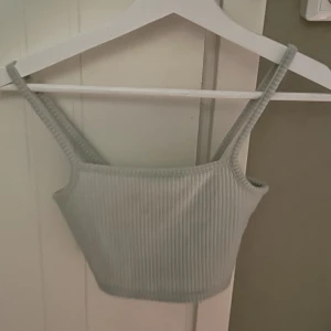 Ljusgrön topp - Säljer denna topp som tyvärr har blivit för liten för mig, men hoppas på att någon annan kommer tycka om den 💞
