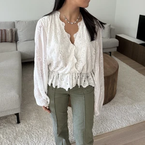 Vit blus  - Såå fin vit blus!! 🥰🥰🥰