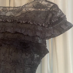 Topp - Skit snygg mörk grå topp. Lite genomskinlig med glitter och volanger. Passar storlek xs 💘