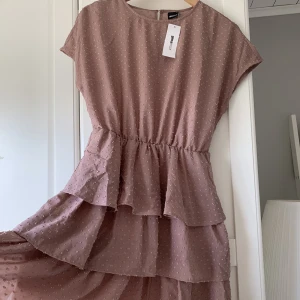 Oanvänd klänning från Gina Tricot! - Supersöt volangklänning från Gina Tricot i storlek 36, aldrig använd!🎀