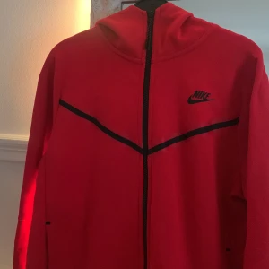 Nike tech fleece kofta - Röd kofta från Nike i storlek M. säljer då den inte kommer till användning. skriv för fler bilder💗