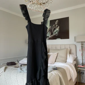 Klänning från Sandro - Säljer denna så snygga klänning från Sandro med volanger🖤 mycket bra skick!