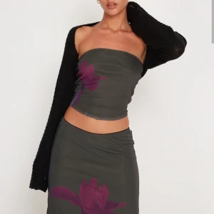 Tub topp - Så himla fin tubtopp från det trendiga märket Motel rocks! Mörkgrön med lila/rosa blomma på och meshrygg 😍 Storlek M men passar även S. Aldrig använd endast testad! Köpt för 352 kr (30 euro). Säljer för endast 200 kr☺️