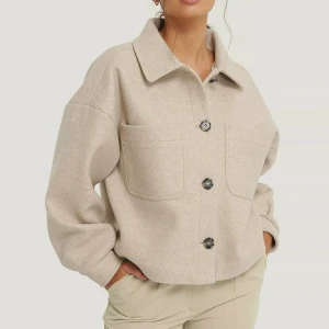 Kort kappa från NA-KD - Säljer denna superfina korta kappan från NA-KD. Perfekt nu inför hösten. Nypris:900kr Väl använd men i bra skick. Skicka för fler bilder 🫶🏼💗 Pris går att diskuteras