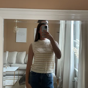 Stickad topp bikbok  - Stickad topp/T-shirt från bikbok. Storlek XS. Använd ca 2 gånger🤍 gul/vita ränder