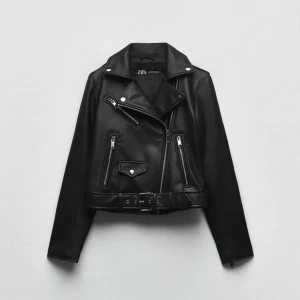 Zara skinnjacka  - Supersnygg skinnjacka från zara. Använd fåtal gånger, som ny! Nypris 559kr.